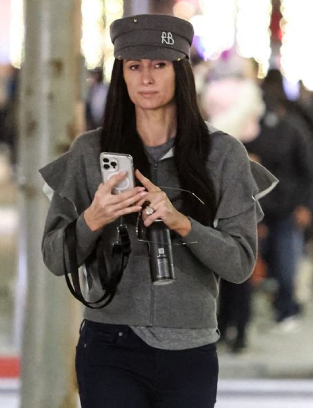 Paris Hilton disguises herself in black wig to go holiday shopping