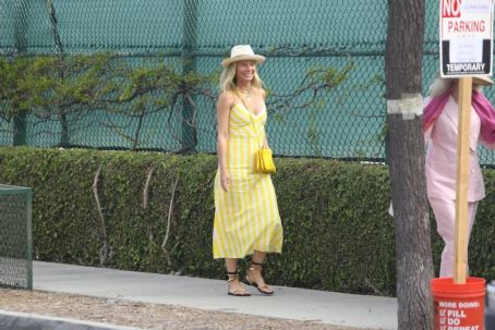 Gwyneth Paltrow – With Kate Hudson Attend graduation in Santa Monica