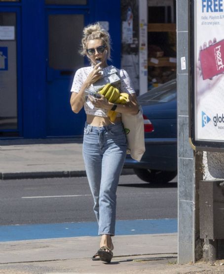 Vanessa Kirby in Jeans – Out in London | Vanessa Kirby Picture ...