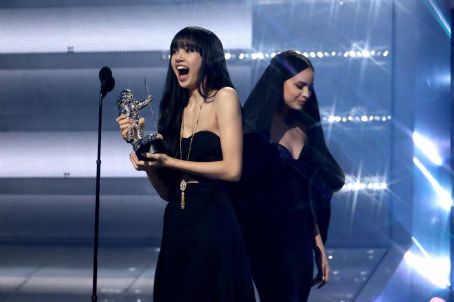 Lalisa Manoban receives an award by Sofia Carson –  The 2022 MTV VMAs