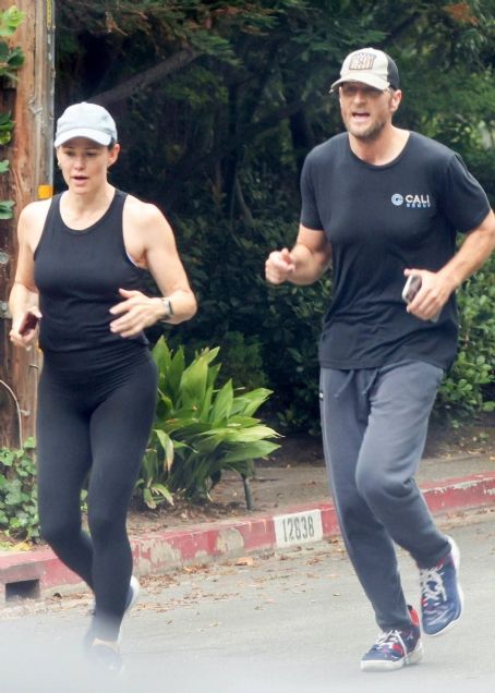 Jennifer Garner – And John Miller spotted jogging in Brentwood