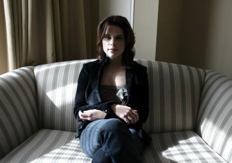 Neve Campbell When Will I Be Loved Portraits Famousfix Com Post