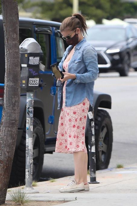 Kate Mara – Out for a coffe in Los Feliz