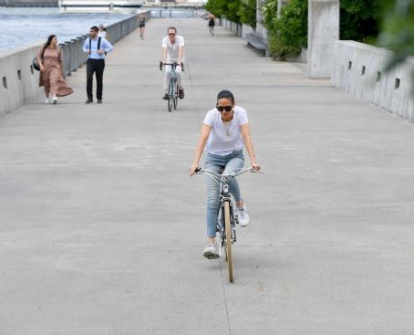 Jennifer Connelly – Seen on a bike ride in New York | Jennifer Connelly