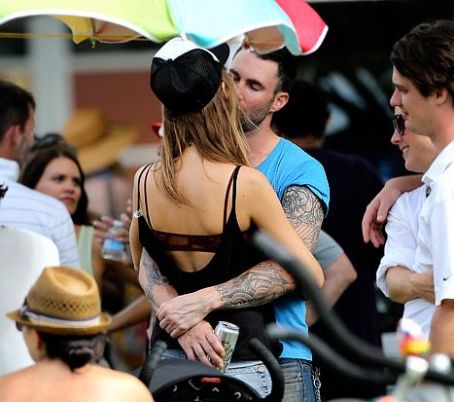 Adam Levine Kisses Victoria's Secret Model Behati Prinsloo in Hawaii