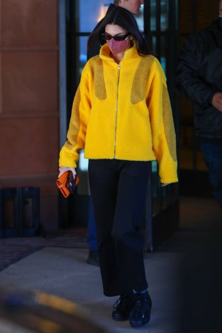 Kendall Jenner – Prepares to fly out of Aspen