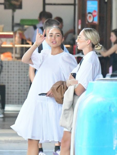 Olivia Culpo – Steps out in Venice