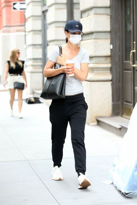 Katie Holmes Out For A Coffee In New York Famousfix 