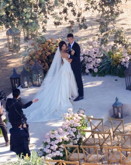 Sarah Hyland – With Wells Adams getting married in a California wine ...