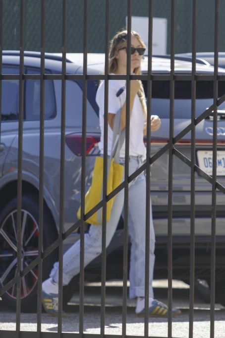 Olivia Wilde – In casual chic attire in Los Angeles
