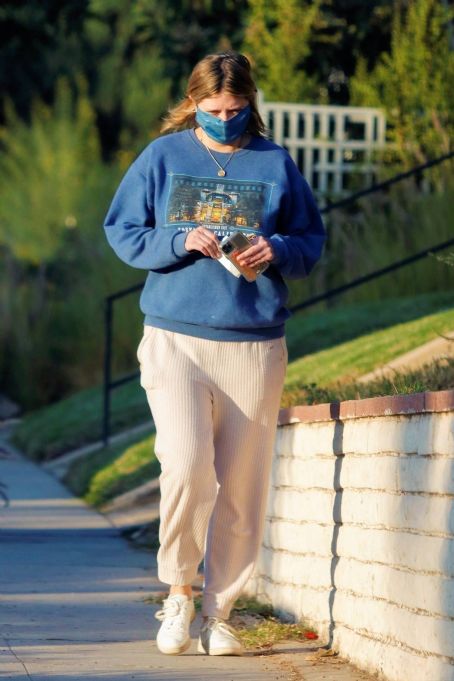 Mischa Barton – Walk around her Los Angeles neighborhood