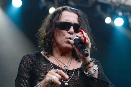 RATT's STEPHEN PEARCY Opens Up About His Cancer Battle