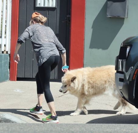 Renee Zellweger – Running errands in Laguna Beach