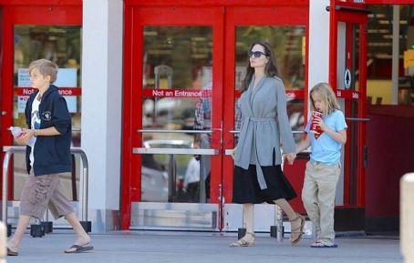 Angelina Jolie walks with daughters in Los Angeles (August 18, 2017)