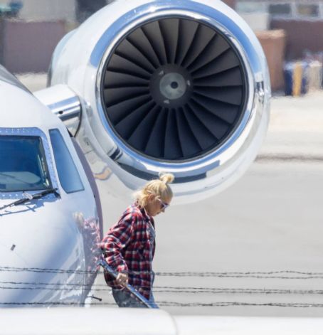 Gwen Stefani – With Blake Shelton touch down in Los Angeles