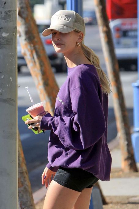 Hailey Bieber – Picks up a healthy smoothie in West Hollywood