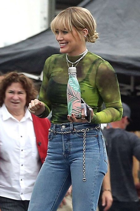 Hilary Duff – Takes a break while filming ‘Lizzie McGuire’ in Los