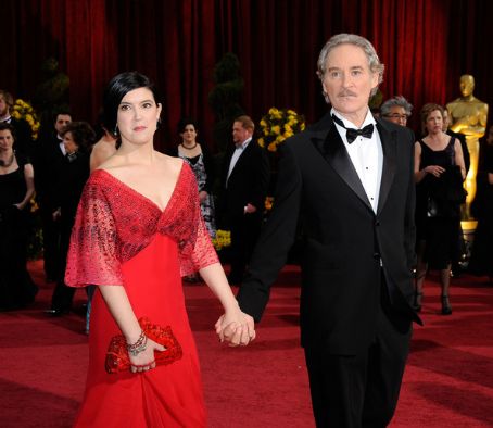 Kevin Kline and Phoebe Cates At The 81st Academy Awards (2009) | Phoebe ...