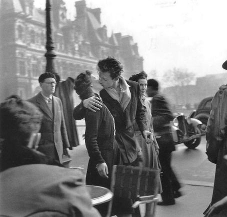 The Kiss by the Hotel de Ville - Le Baiser de l'hôtel de ville de ...