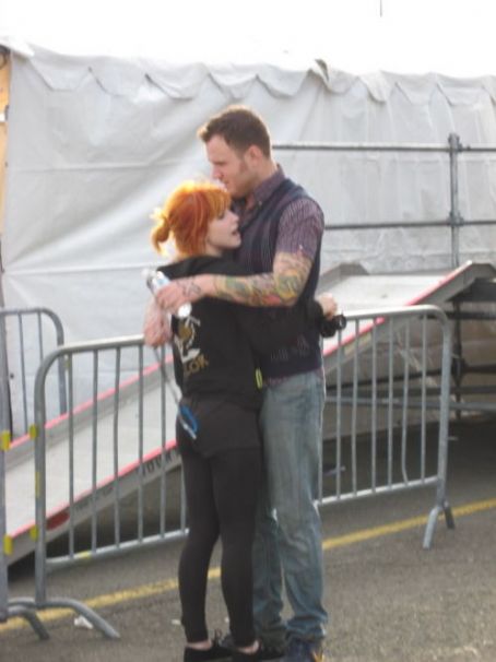 chad gilbert and hayley williams kissing