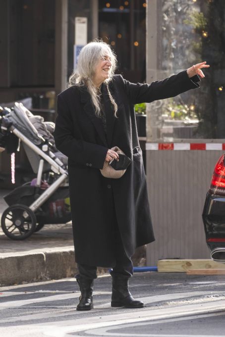 Patti Smith – Steps Out in New York