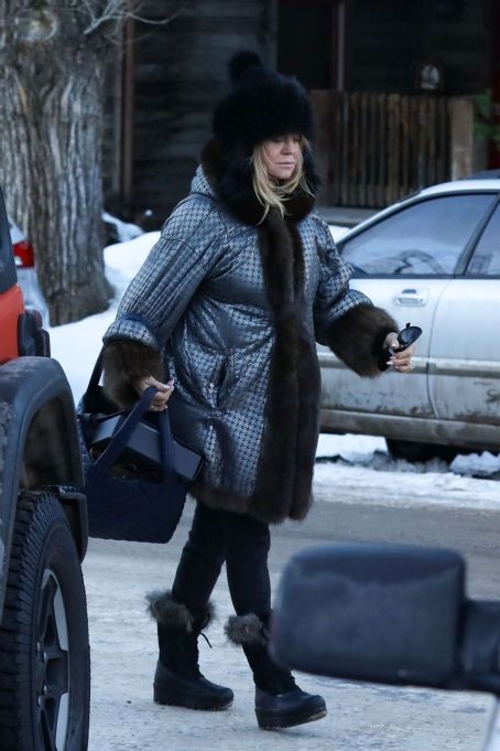 Goldie Hawn smiles for the camera while out in Aspen | Goldie Hawn ...