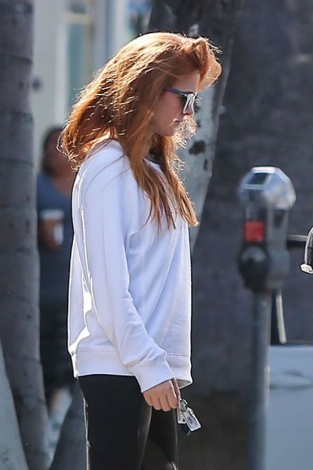 Isla Fisher in Black Leggings – Out in Beverly Hills - FamousFix