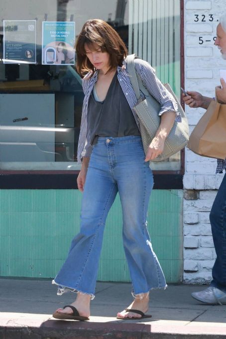 Milla Jovovich – Seen while out for lunch in Los Feliz