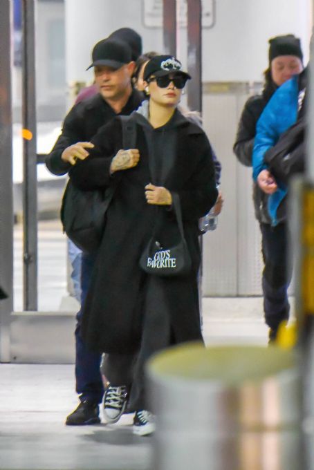 Demi Lovato – Touching down in New York