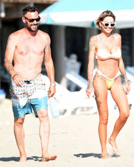 Brian Austin Green Hits the Beach With Tina Louise: Photos