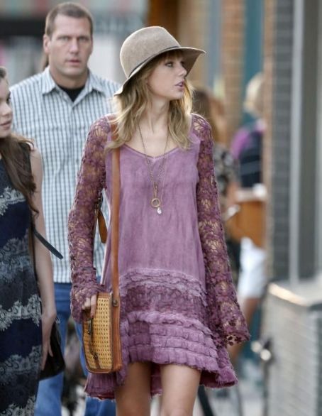 Taylor Swift and Hailee Steinfeld headed out in Venice, California on ...