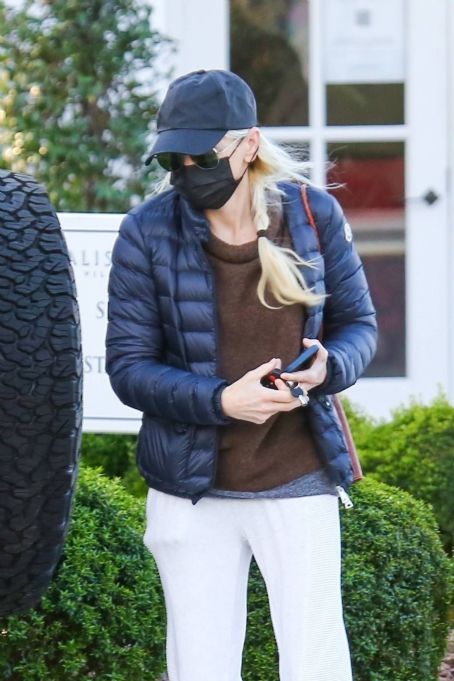 Anna Faris – Seen at celeb hot spot Alfred Coffee in the Palisades area