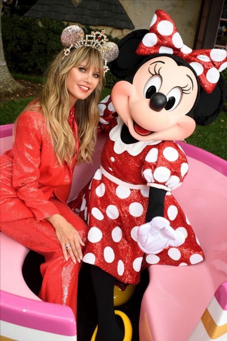 Heidi Klum – Poses with Minnie Mouse for Disney Designer Collection