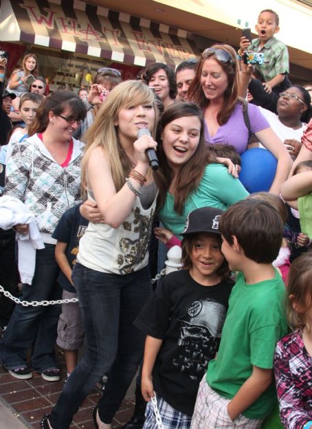 Jennette Mccurdy Performed In San Diego Yesterday April 5 She Has Been Touring The Country 