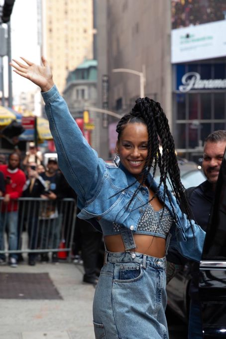 Alicia Keys – Spotted in the Times Square area of New York