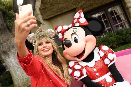 Heidi Klum – Poses with Minnie Mouse for Disney Designer Collection