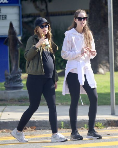 Katherine Schwarzenegger – With sister Christina in Los Angeles