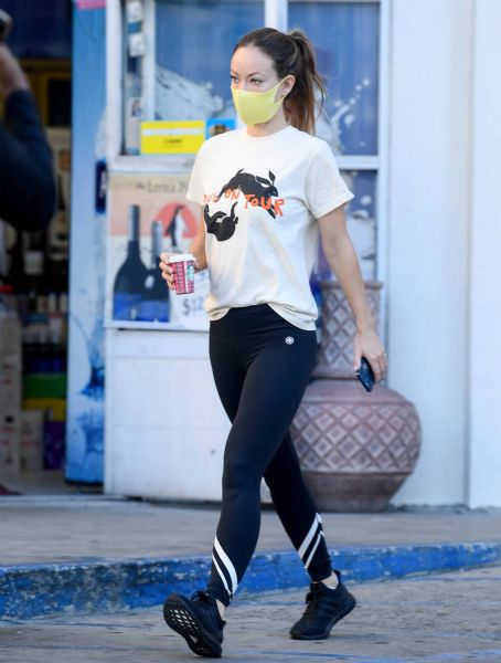 Olivia Wilde – Wears a T-shirt From Boyfriend Harry Styles Tour in Los Angeles