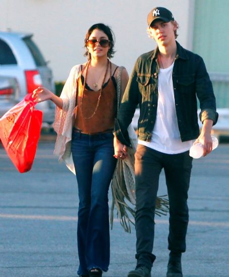 Vanessa Hudgens with Austin Butler: Romantic stroll down the boardwalk ...