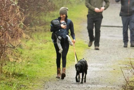 Meghan Markle – Goes for a hike a neighborhood park in Canada - FamousFix