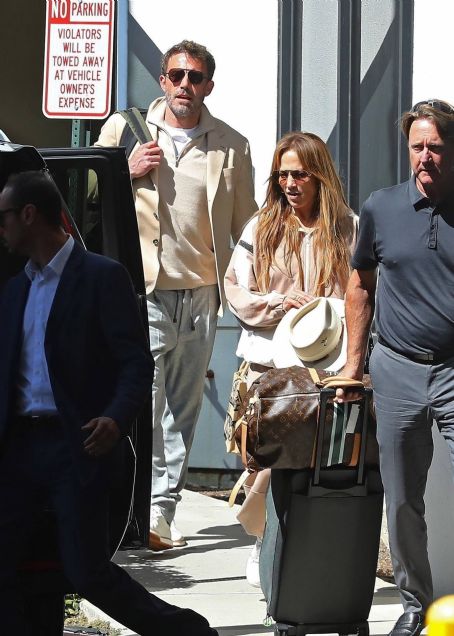 Jennifer Lopez – With Ben Affleck touch down in Los Angeles