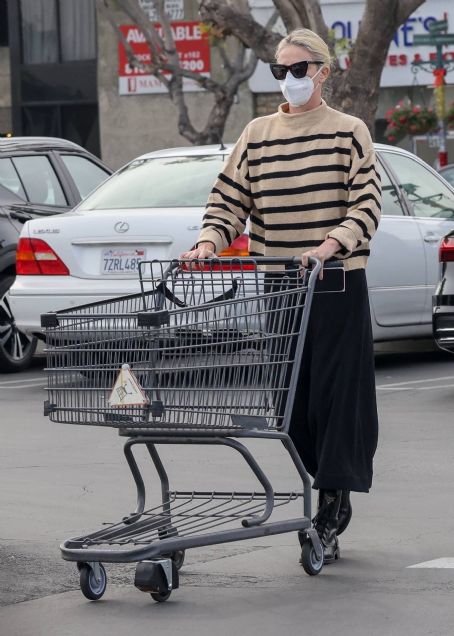 Charlize Theron – Shopping ahead of Christmas at Gelson’s Market in Studio City