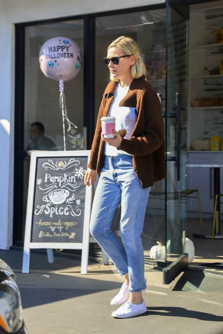 Kirsten Dunst – Making a stop at a local CBD store | Kirsten Dunst