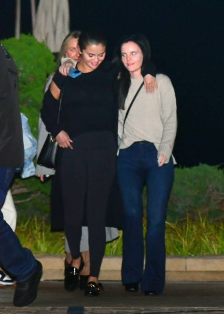 Selena Gomez – Seen after dinner with friends at Nobu Restaurant in Malibu