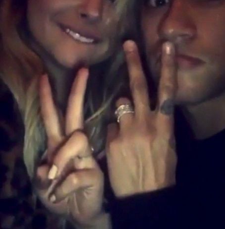 Após rumor com Neymar, Chloë Grace assume namoro com filho de