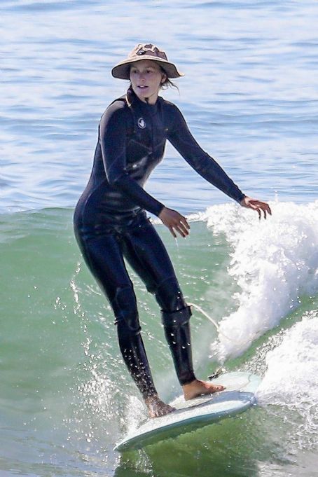 Leighton Meester – Solo surf in Malibu - FamousFix