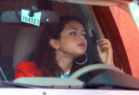 Selena Gomez was spotted grabbing a quick bite to eat at McDonald’s ...