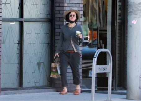 Sara Gilbert – Spotted at Kreation Organic Juicery in Los Angeles