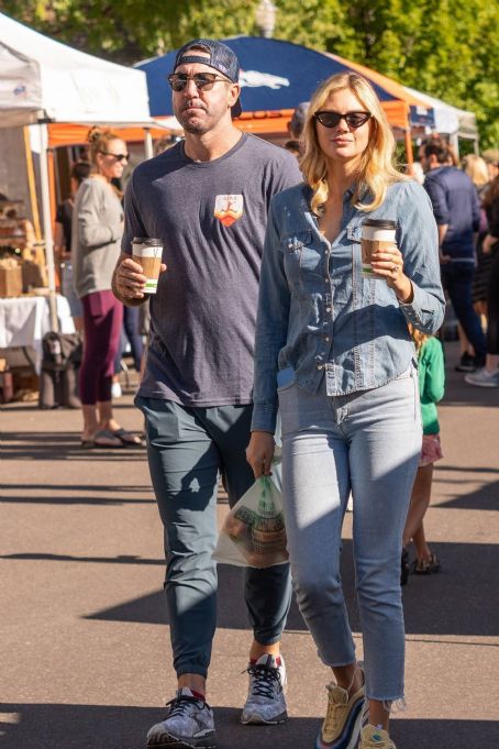 Kate Upton – Strolls the Saturday Market in Aspen