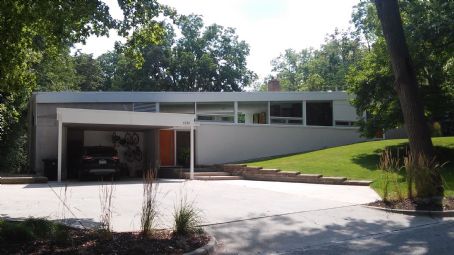 William and Elizabeth (Bodanzky) Muschenheim House